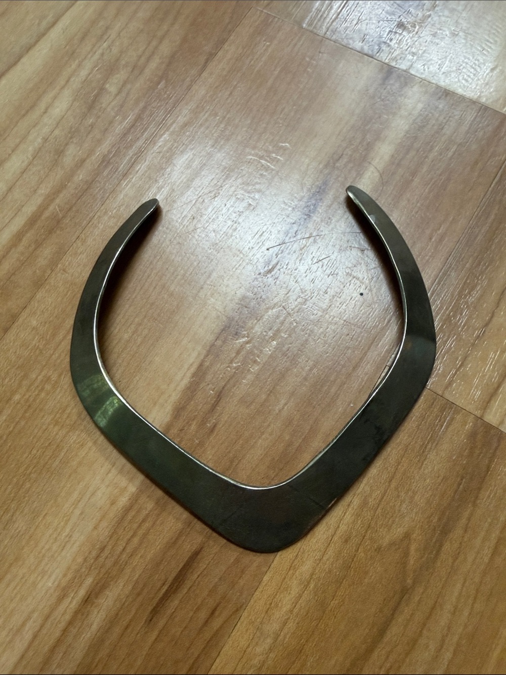 Modern Metallic V-Shaped Collar Necklace -